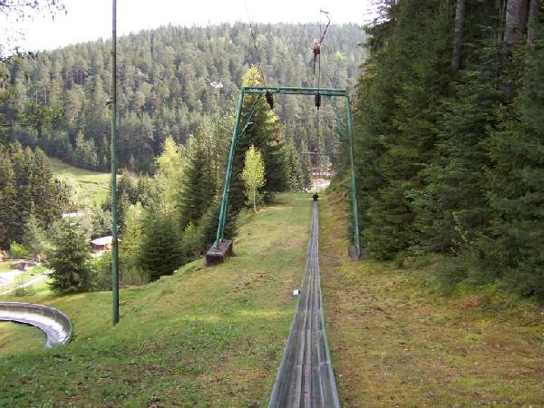 Bobbahn in Enzkl�sterle: Bergauftransport mit einem Leitner Schlepplift.