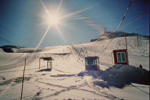 Links ist die im Gletscher verankerte Bergstation des SL Gandegg zu sehen, rechts befindet sich der SL Testa 1